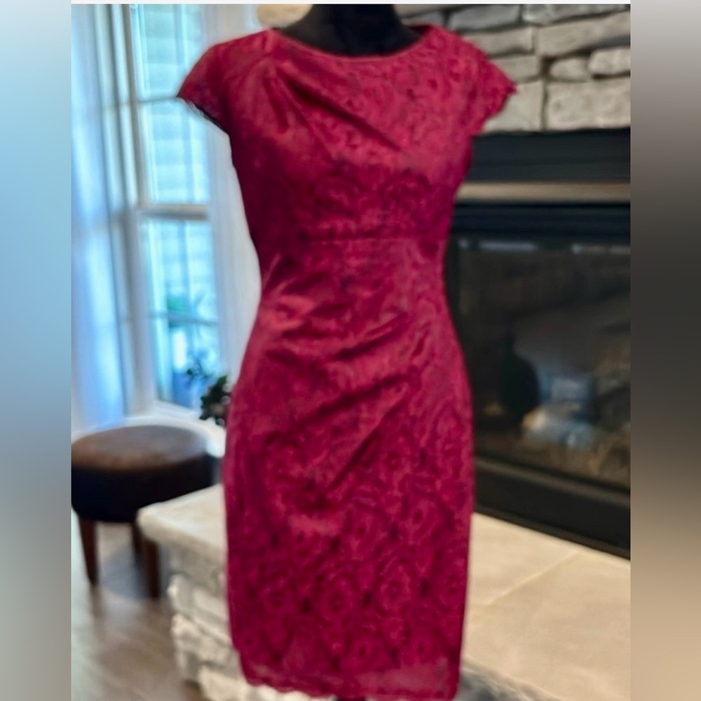 Adrianna Papell Midi,fitted,lace overlay,cap sleeve,zip back,side ruched,slit